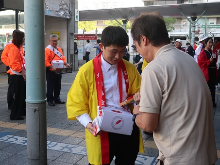 和歌山市共同募金委員会と共催で、ＪＲ和歌山駅前で街頭募金活動を行いました！
